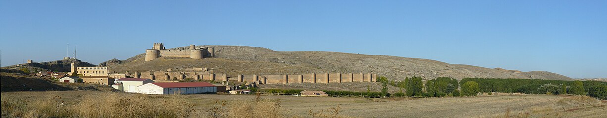 Vista del castillo, del palacio de los duques y de la muralla.