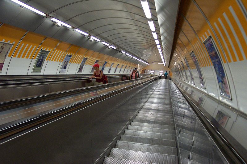 File:Praha, Kobylisy, stanice metra, eskalátorový tunel.JPG