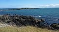 L'île de Raguénez et, en arrière-plan à droite, l'île Verte vues des falaises entre le hameau de Raguénez et la plage Dourveil.