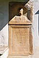 English: Ancient Roman grave stele with relief bust (CSIR II/2,136) Deutsch: Antike römische Grabstele mit Porträtbüste und Grabepigramm (CSIR II/2,136)