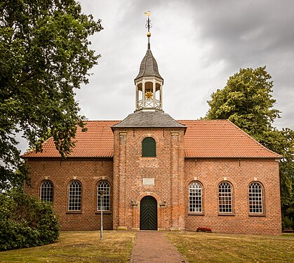 Ev.-luth. Kirche Hatshausen mit Glockenturm. Rechteckiger Saalbau in Ziegelbauweise. Vor der südlichen Traufseite Glockenturm. Datiert 1783.