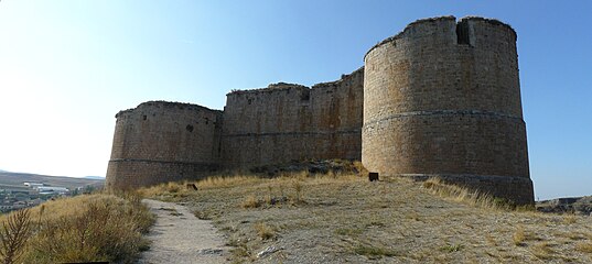 Vista de la fortaleza del siglo XVI, de sillería.