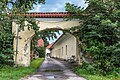 English: Archway and farm buildings Deutsch: Torbogen und Wirtschaftsgebäude