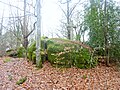 Croix sur un rocher granitique près du château de Poulguin