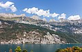 Zicht op het gebergte boven de Walensee (Walenmeer) vanaf parkeerplaats rastplatz Bergsboden-Süd aan de A3.