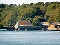 Le moulin à marée du Hénan vu depuis le fleuve Aven ; à droite de la photographie une installation ostréicole.