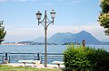 Promenade, im Hintergrund Verbania