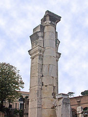 Basilica Giulia, pilone tra gli archi della facciata con semicolonna dorica, ricostruzione.