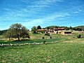 Vista parcial del caserío de Tóveda de Arriba, desde la vega.