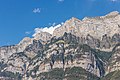 Zicht op het gebergte boven de Walensee (Walenmeer) vanaf parkeerplaats rastplatz Bergsboden-Süd aan de A3.