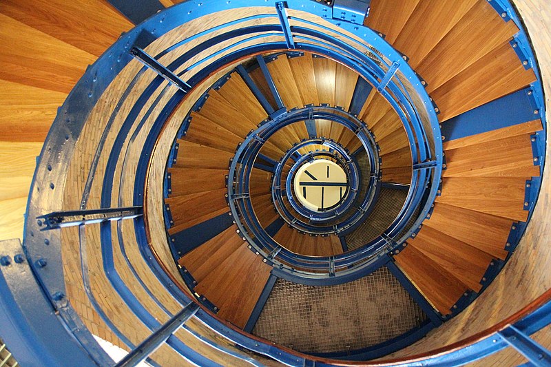 File:Flügger Leuchtturm Wendeltreppe.JPG