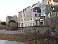 Grève caillouteuse devant les murs de Roscoff