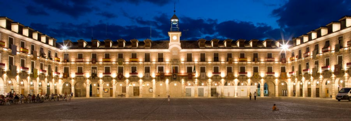 Vista de la plaza mayor de noche