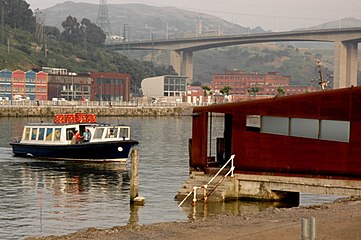 El bote llegando a la parada de barakaldo.