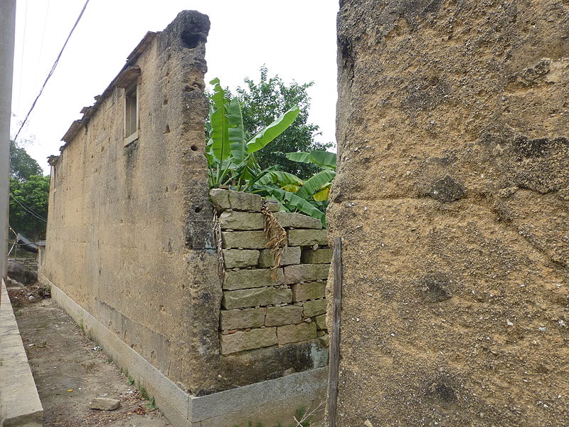 File:Zhaojiabao - ruins of a tulou - P1260195.JPG