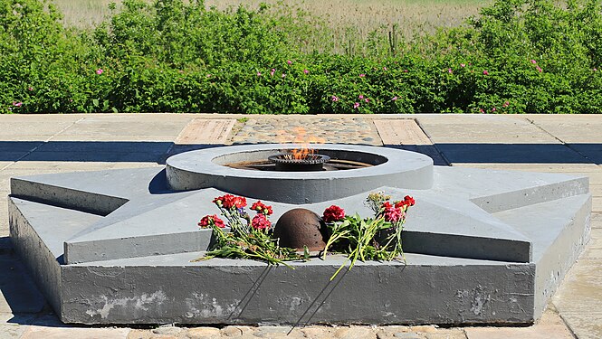 Kriegerdenkmal "Broken Ring". Ewige Flamme. Wurde 1968 am Ufer des Ladogasees im Dorf Kokkorevo im Bezirk Vsevolozhsk errichtet. Er steht an der Vaganovsky-Abfahrt, wo die Straße des Lebens begann.