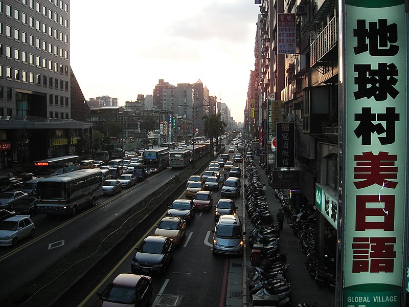 File:2005 car traffic in Taipei 2.jpg