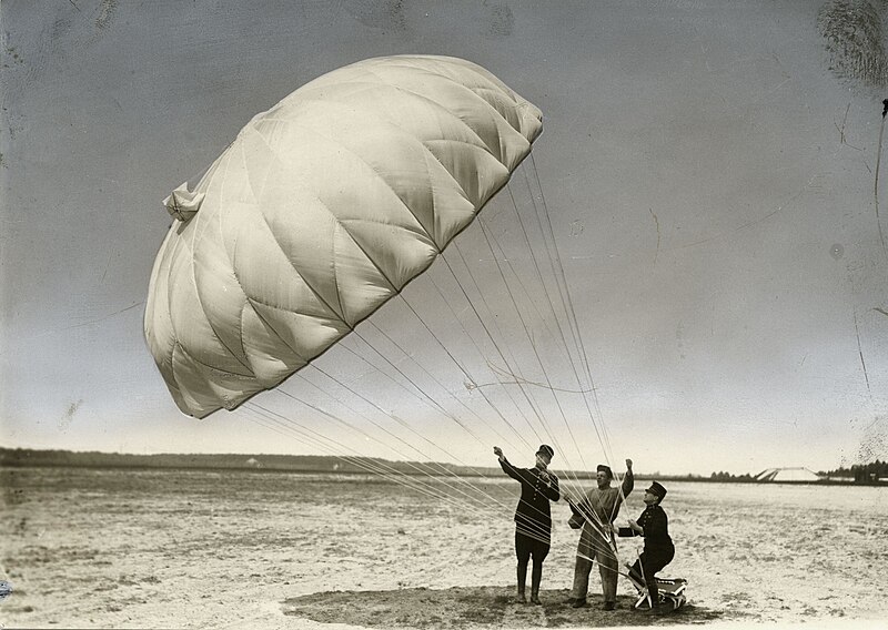 File:Parachutespringen Historie Het gebruik van een zogenaamde controleparachute, SFA005000497.jpg