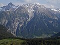 Die Brandner Mittagsspitze überragt das Dorf um 1500 m. Links oben im Schatten die Zimba