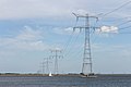 Hoogspanningsmasten in het Ketelmeer.