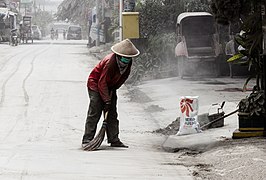 Ash in Yogyakarta during the 2014 eruption of Kelud 01