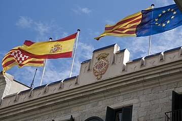 Català: Les banderes de l'Ajuntament. Italiano: Le bandiere dell'Ayuntamiento.