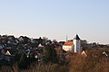 Deutsch: Ortsansicht mit der katholischen Kirche.