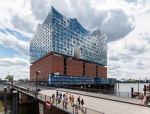 ↓←Photo: HafenCity und Mahatma-Gandhi-Brücke im Juni 2016 ↑photo↑ of Elbphilharmonie, June 2016