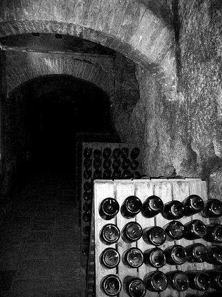 File:Bodega en blanco y negro.jpg