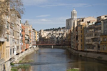 Català: Vista típica del riu Onyar al seu pas per Girona Italiano: Vista tipica del fiume Onyar che passa attraverso Girona.