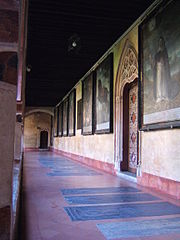 Cuadros de fray Juan de Santa María en una de las galerías.