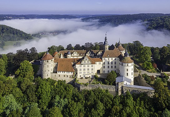 Schloss Langenburg über dem vernebelten Tal der Jagst