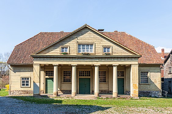 Königshütte (Bad Lauterberg) – Eisenmagazin Die Königshütte in Bad Lauterberg im Harz ist eine ehemalige Hochofenanlage, Gießerei und Drahtzieherei aus der Zeit des frühen 19. Jahrhunderts. Sie war das größte kurhannoversche Eisenhüttenwerk und steht als technisches Denkmal unter Denkmalschutz.