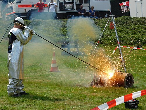 Demonstration of an oxygen lance during visitor day at the german armed forces in Baumholder