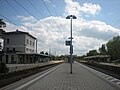 Bahnsteige mit Empfangsgebäude des Bahnhofs