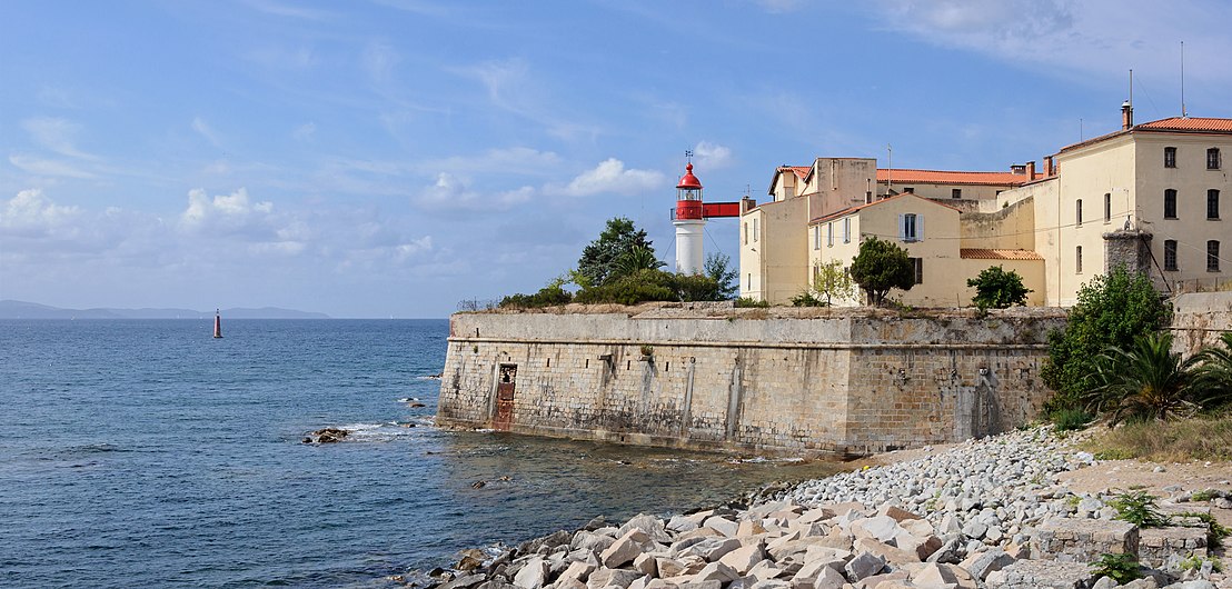 Ajaccio phare citadelle.jpg