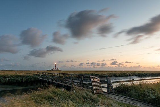 Der Leuchtturm Westerheversand zu später Stunde