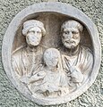 English: Ancient Roman relief medaillon (portrait grave stone of a Roman couple with child) Deutsch: Altes römisches Relief-Medaillon (Porträt-Grabstein eines römischen Ehepaares mit Kind)