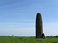 Plourin : le menhir de Kergadiou 7 (et à l'arrière-plan, le menhir couché).