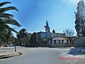 Le rond-point et la bibliothèque de Sidi Aïssa