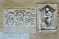 English: Building inscription from 1550 and Roman stone relief of a scrivener (CSIR II/3, 243) Deutsch: Bauinschrift von 1550 und römischer Grabbaustein mit Schreiberdarstellung (CSIR II/3, 243)