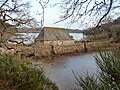 Le moulin à marée du Hénan ; au premier plan, l'étang du Hénan ; à l'arrière-plan, la ria de l'Aven 2.