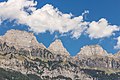 Zicht op het gebergte boven de Walensee (Walenmeer) vanaf parkeerplaats rastplatz Bergsboden-Süd aan de A3.