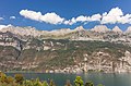 Zicht op het gebergte boven de Walensee (Walenmeer) vanaf parkeerplaats rastplatz Bergsboden-Süd aan de A3.