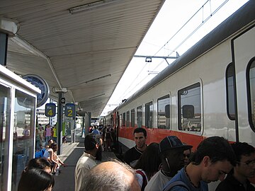 Català: Tren regional estacionat a l'andana de l'estació. Italiano: Treno regionale fermo alla banchina della stazione.