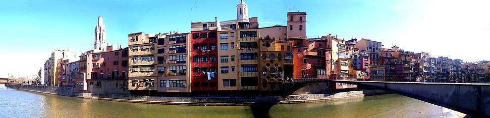 Català: Panorama de les cases del riu Onyar. Al fons, la Catedral i l'església de Sant Feliu. English: Panorama of the houses of the Onyar river. In the background, the Cathedral and Sant Feliu Church. Italiano: Panorama delle case del fiume Onyar, alle cui spalle si intravedono la Cattedrale e la chiesa di Sant Feliu.