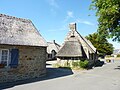 Chaumières à Kerascoët 14 (avec, au milieu de la photo, un appentis en "pierres debout")