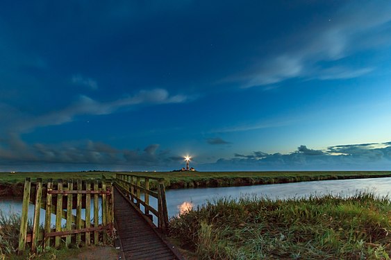 Der Leuchtturm Westerheversand zur blauen Stunde