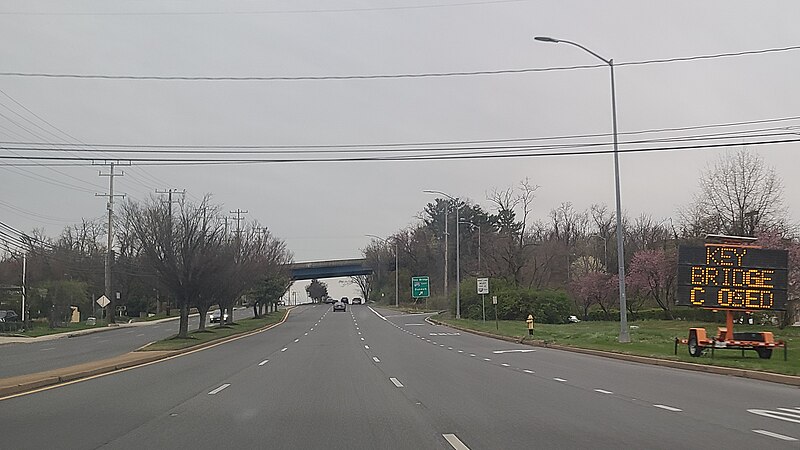 File:Key Bridge closed sign on MD-2.jpg