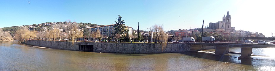 Català: Panorama de l'últim tram del riu Onyar (just abans de desembocar al riu Ter). English: Panorama of the last stretch of the Onyar river (just before flowing in the Ter river). Italiano: Panorama dell'ultimo tratto del fiume Onyar (appena prima di sfociare nel fiume Ter).